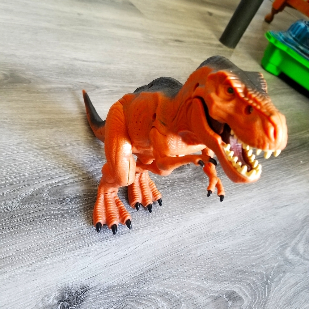 Walling roaring dinosaur